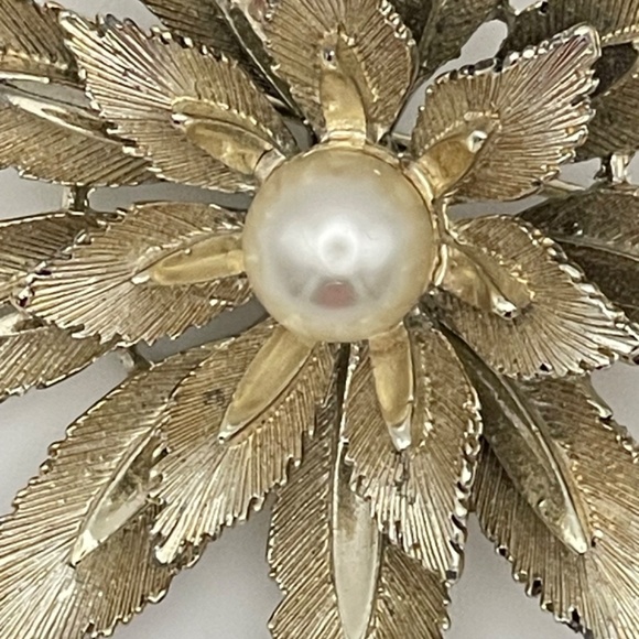 Vintage Lisner Gold Tone Faux Pearl Center Flower Brooch - Picture 2 of 7
